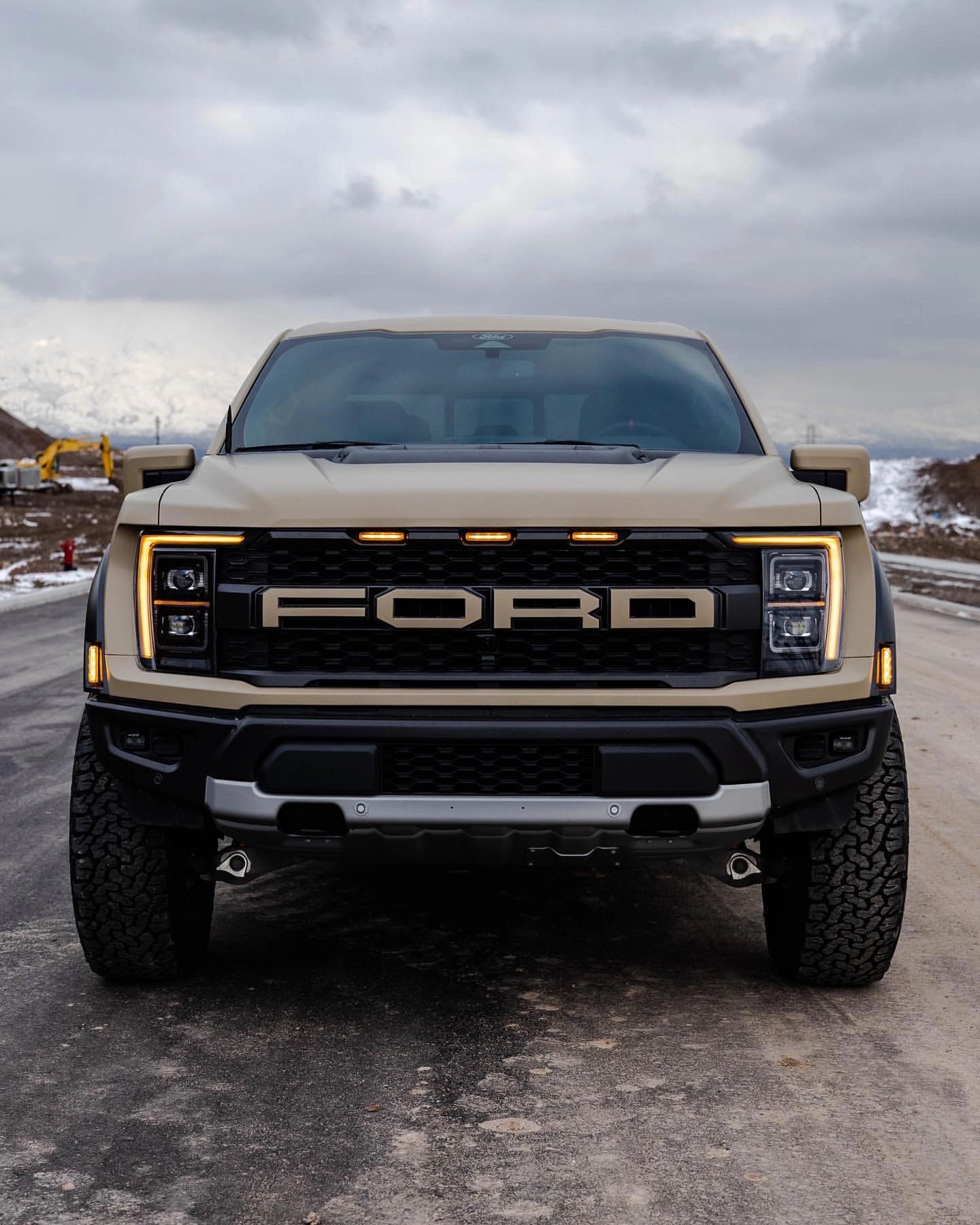 2022款福特f150猛禽 2022款福特f150猛禽 沙漠黄的猛禽看着就是味道不