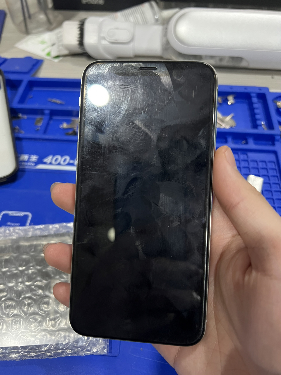 手机用着用着突然黑屏了,充上电只出现一个苹果的logo. 无限的重启.