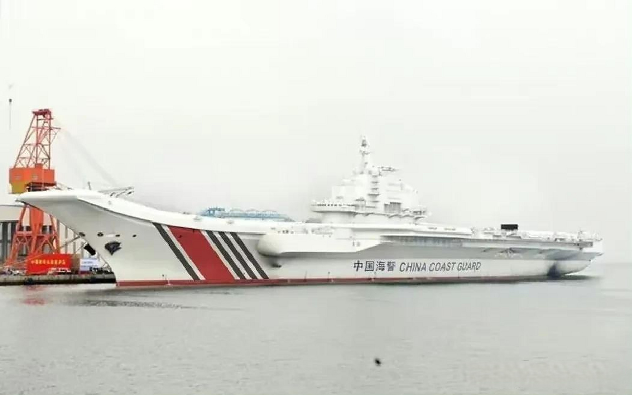 海警:哥,听说辽宁舰要改装了? 海军:滚!手拿开,还没轮到你呢!