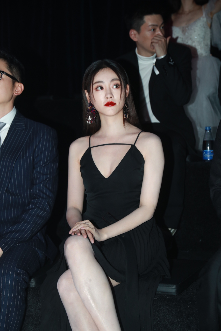祝绪丹黑色吊带裙生图