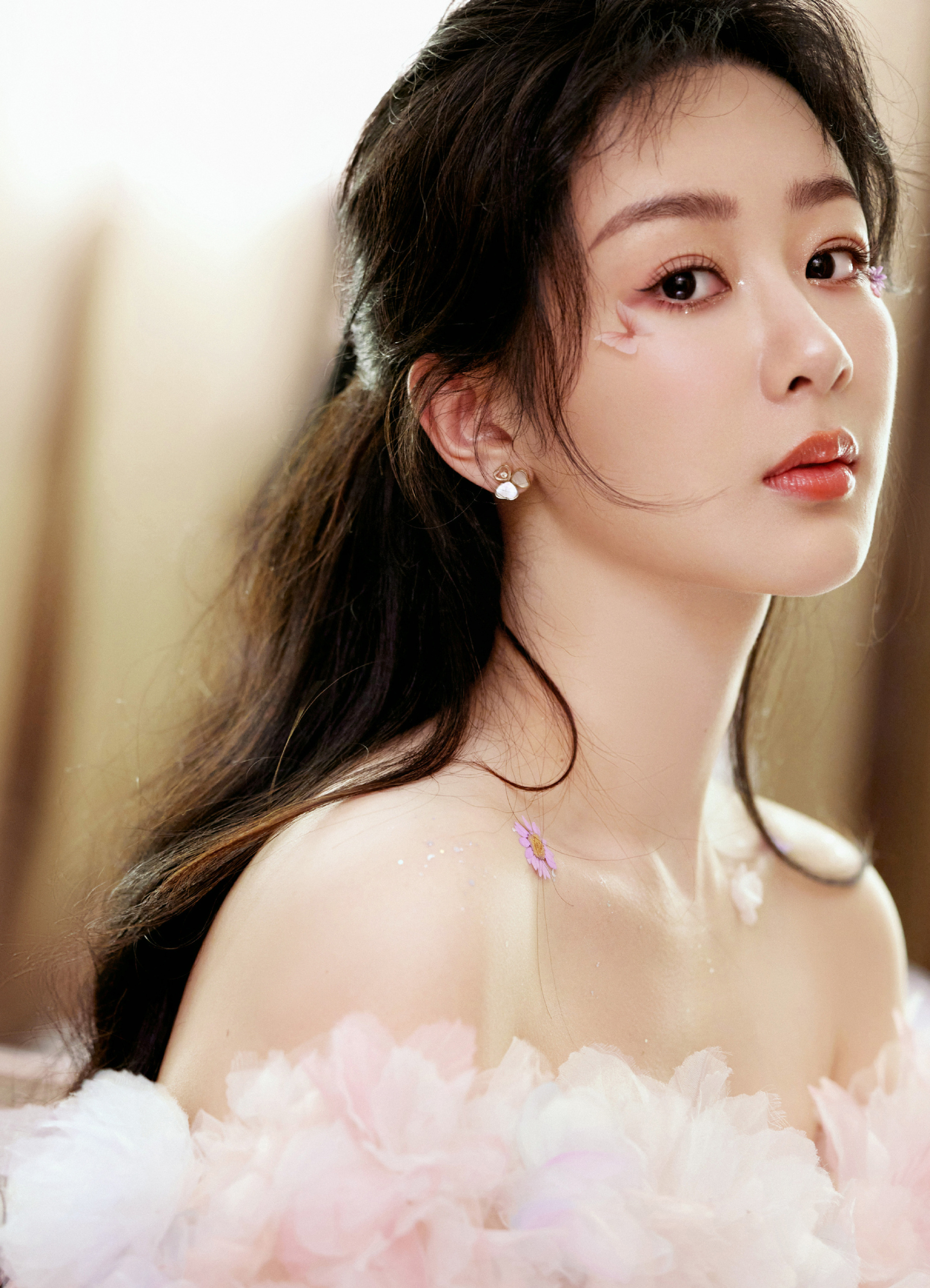杨紫粉色花裙养眼写真