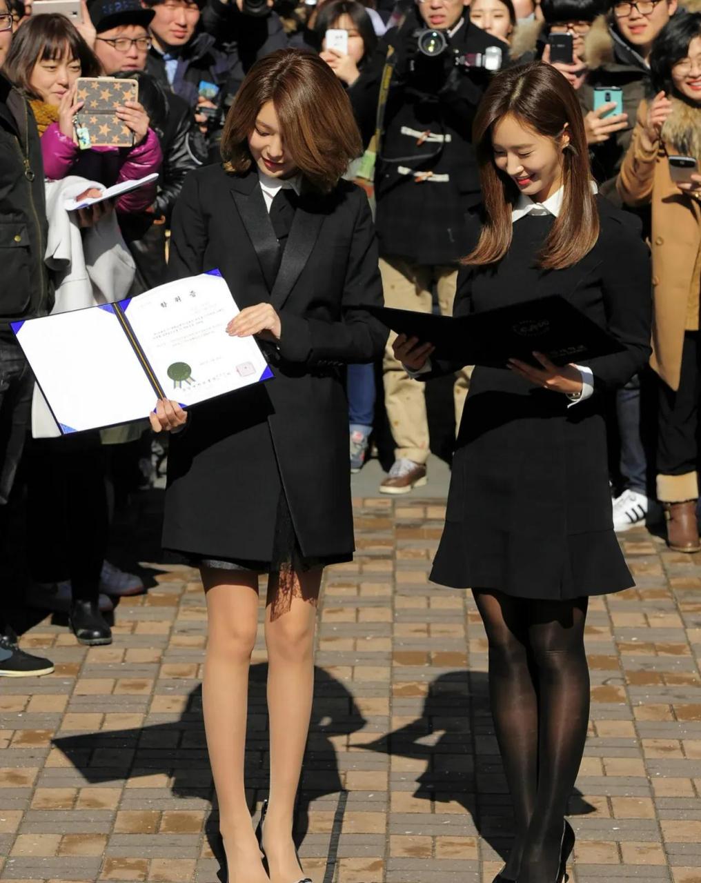 权侑莉身穿一条设计感十足的连衣短裙,甜美的娃娃领和收腰显瘦的剪裁