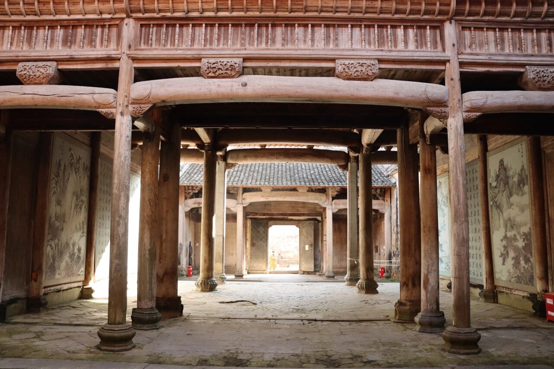 屏山彩色祠堂 图一二为黟县唯一一座彩色祠堂——舒光裕堂最大的特色