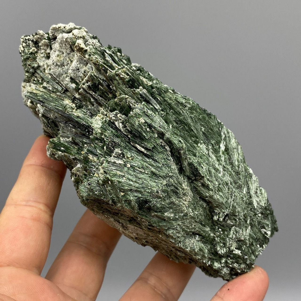 透闪石(角闪石变种)它是由白云石和石英混合沉积后形成的变质岩,晶体