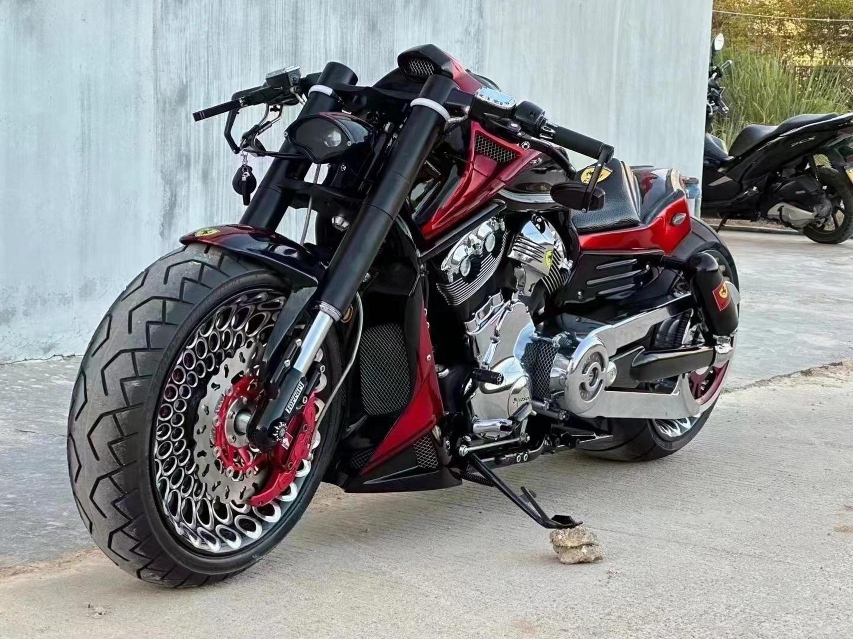 哈雷-法拉利联名定制 金刚狼 哈雷保时捷合作研发的v型双缸1250cc水冷