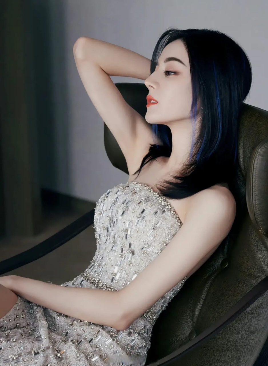 这个发型和发色和迪丽热巴的适配度好高啊,也太美了吧,大家是更喜欢大