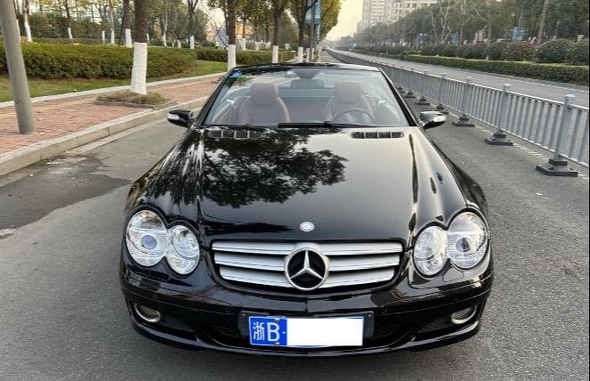 表显里程:16万公里 燃料:汽油 车况说明:奔驰sl350硬顶敞篷跑车,车辆