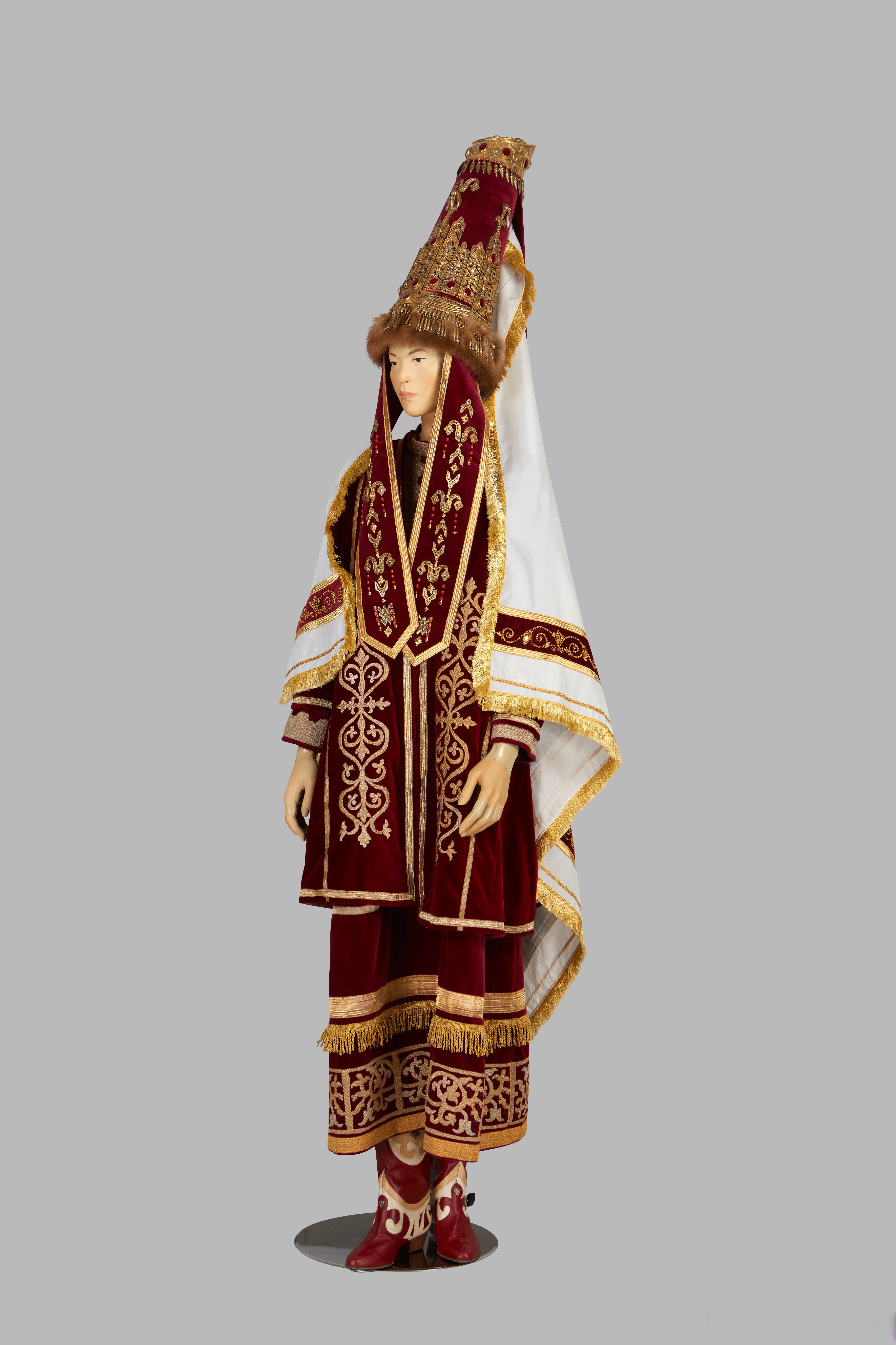 哈萨克斯坦人的传统服饰