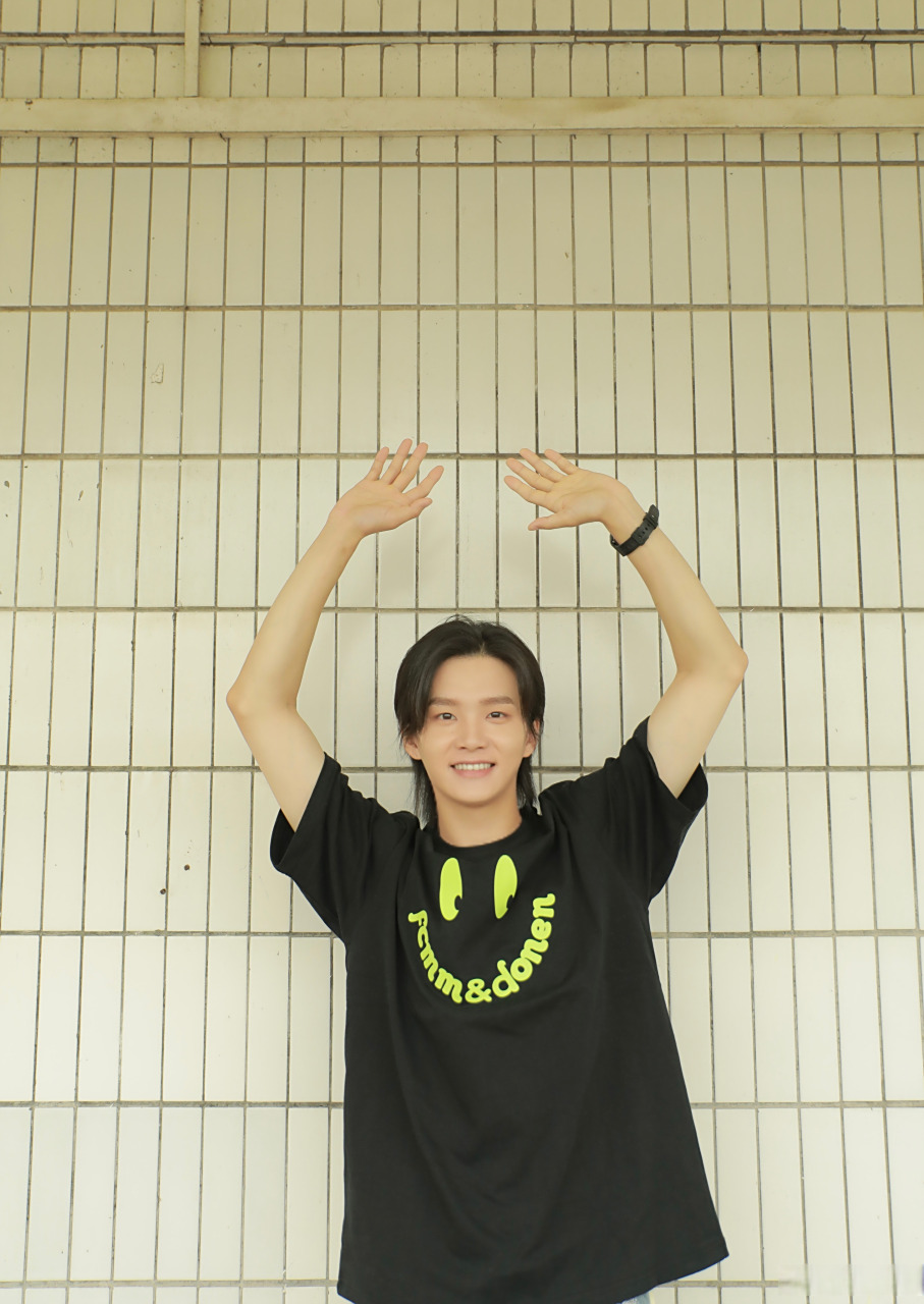 拍个笑脸# [嘻嘻][嘻嘻][嘻嘻]咱就是说一个举手投降的动作