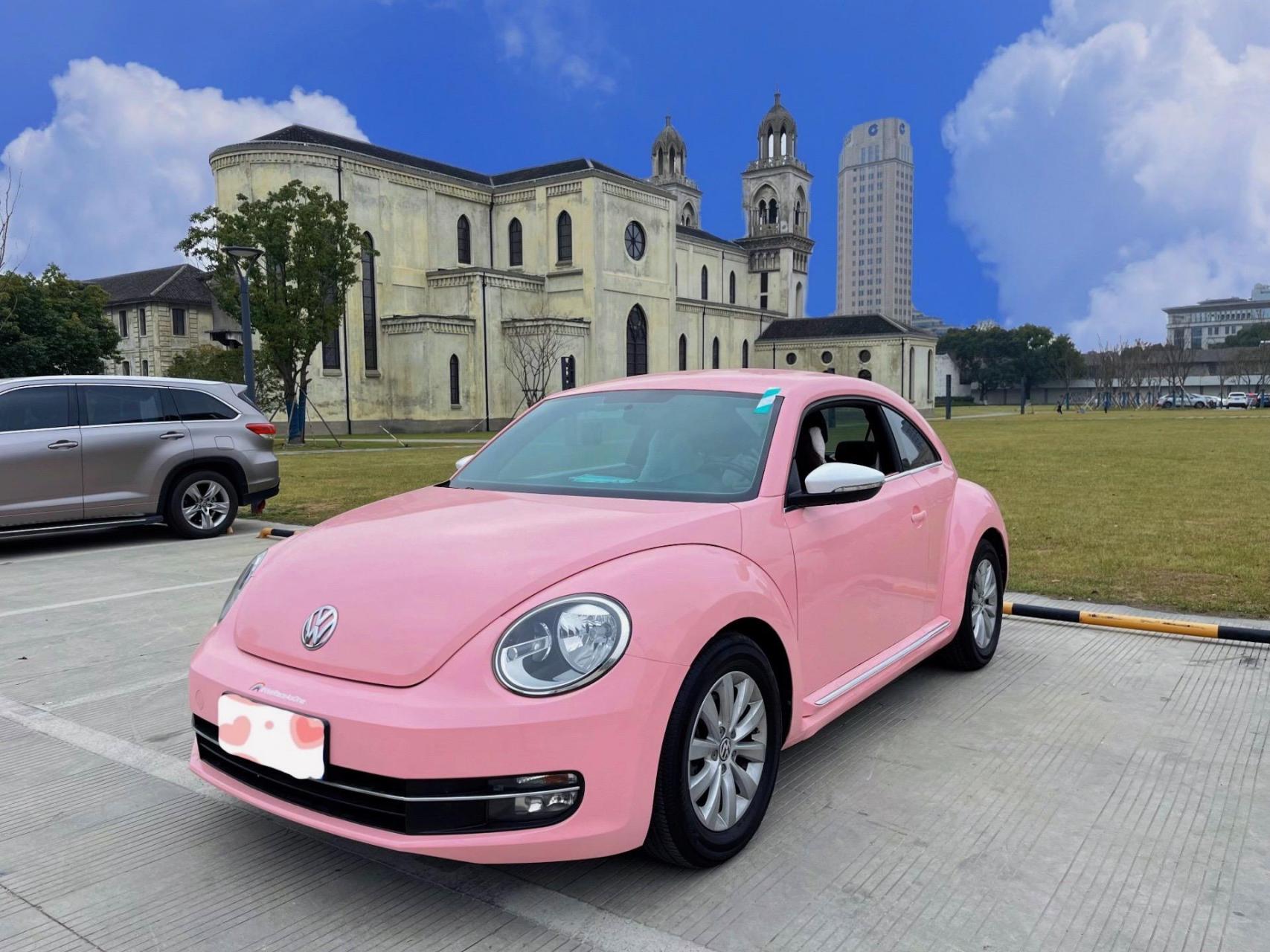 说真的甲壳虫不管是敞篷还是硬顶 都很适合粉粉的颜色 这种粉色真不是
