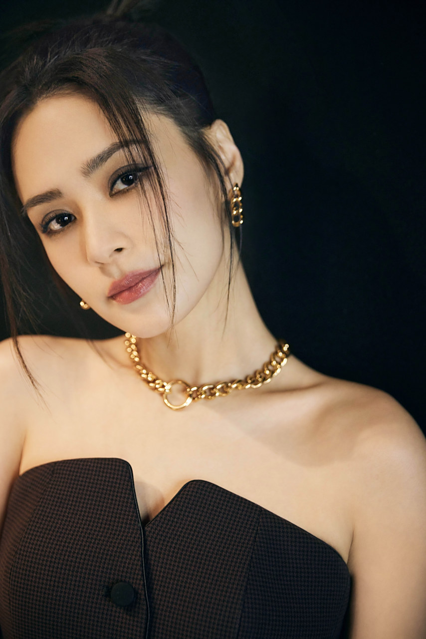 钟欣潼 上海时装周活动美图安排[期待]着抹胸a字裙