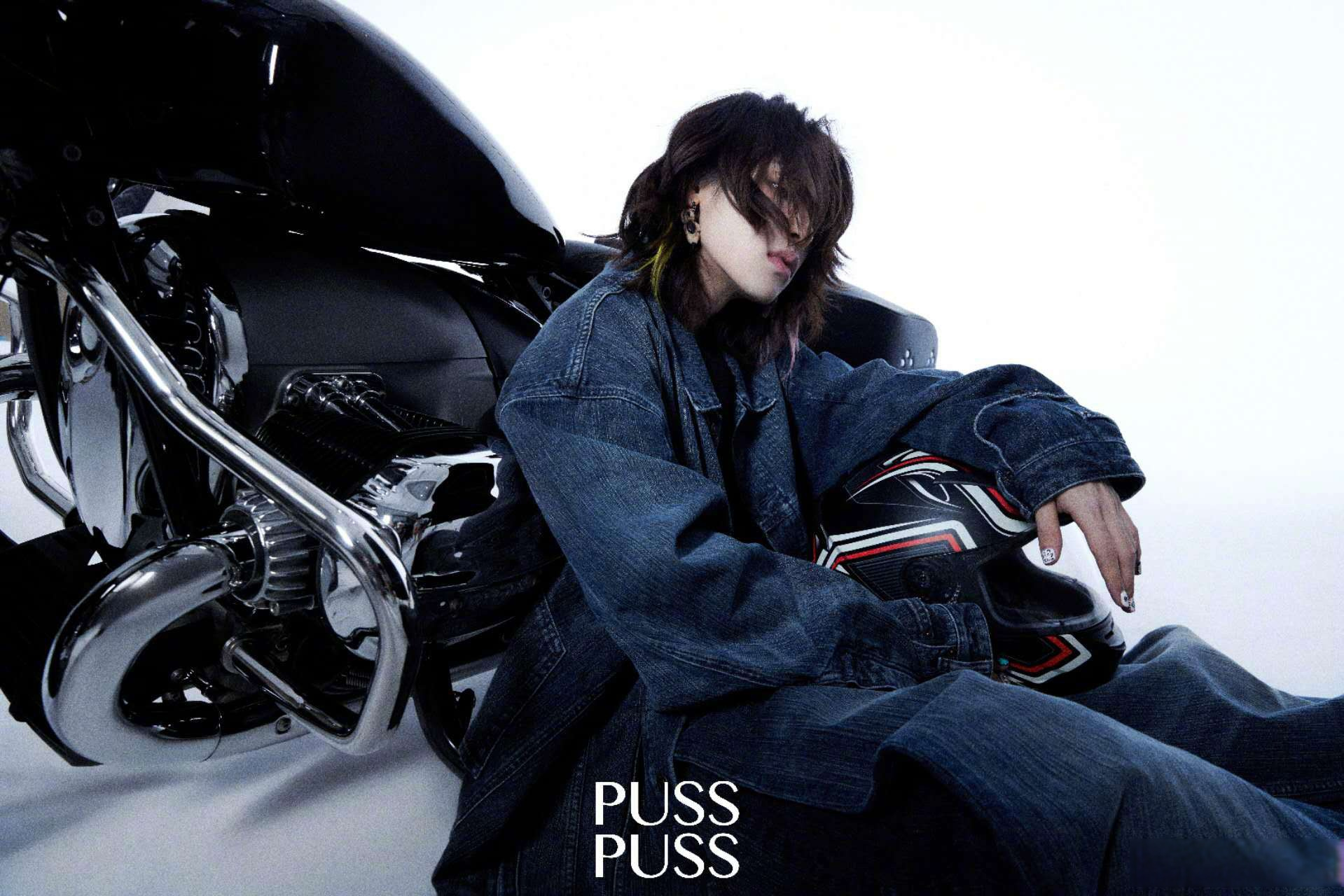 小鬼荷尔蒙机车大片# 歌手,制作人@小鬼王琳凯 全新秋季刊杂志释鲻!