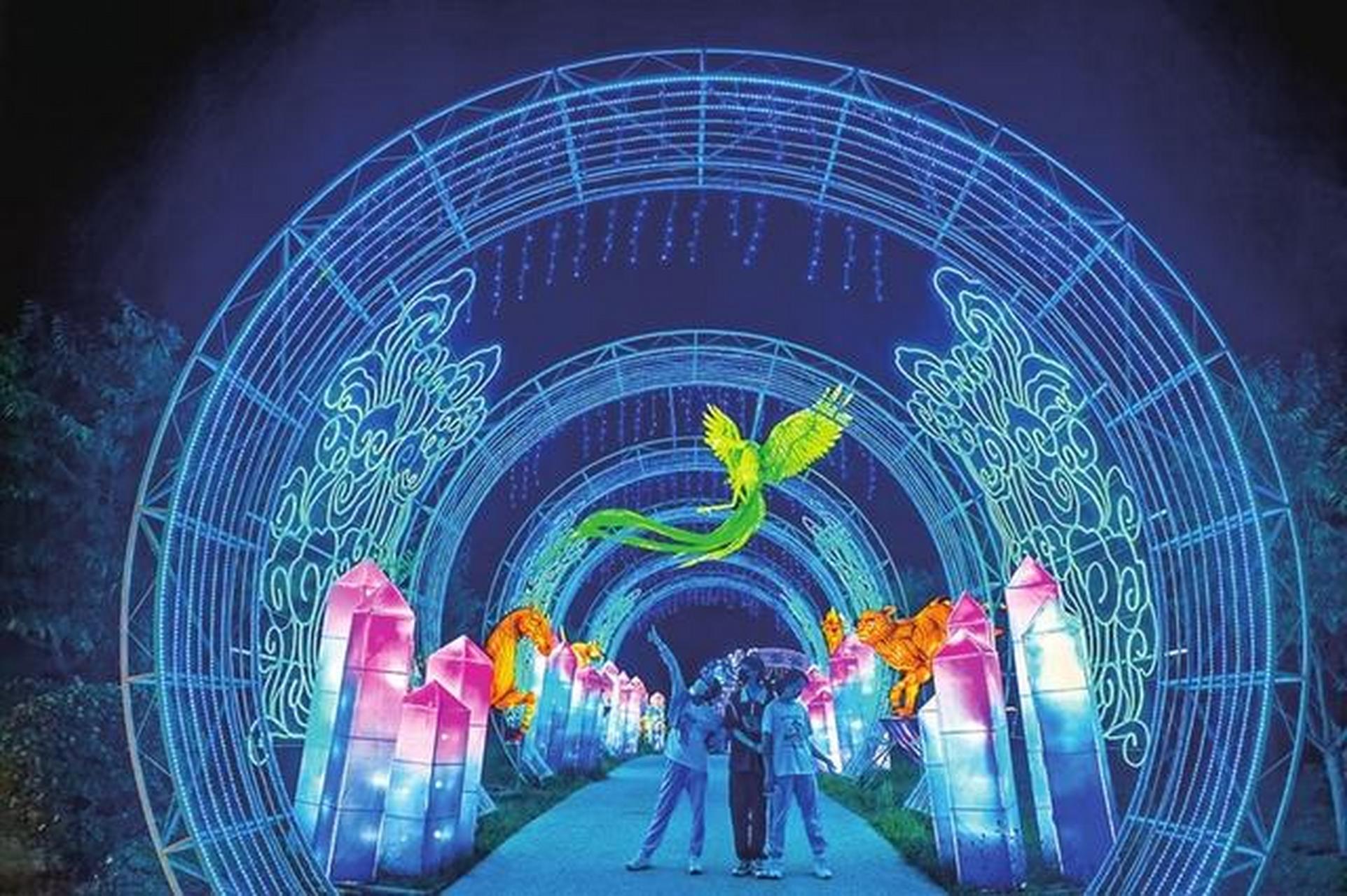 太原头条太原【晋阳湖之夜】  7月2日,晋阳湖桃花岛上,市民赏花灯,听