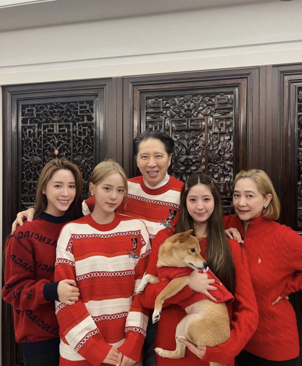 欧阳娜娜晒出全家福 | 全员红色,喜庆温馨 欧阳娜娜晒出全家福,全员