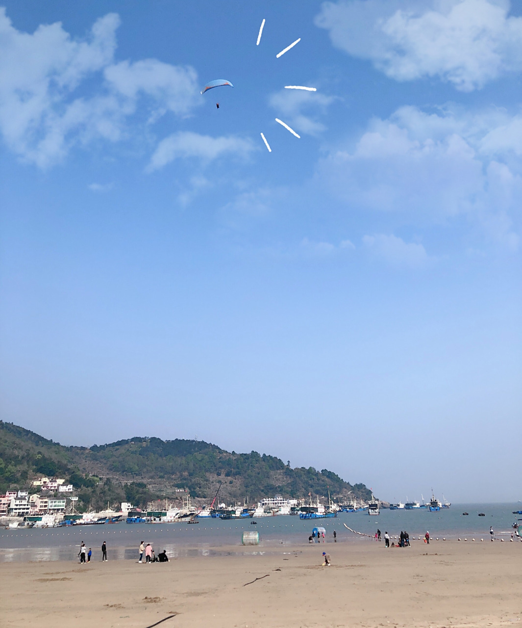 温州:苍南雾城月亮湾沙滩 一个拿单反的爹,一个爱玩沙子的娃,一个爱