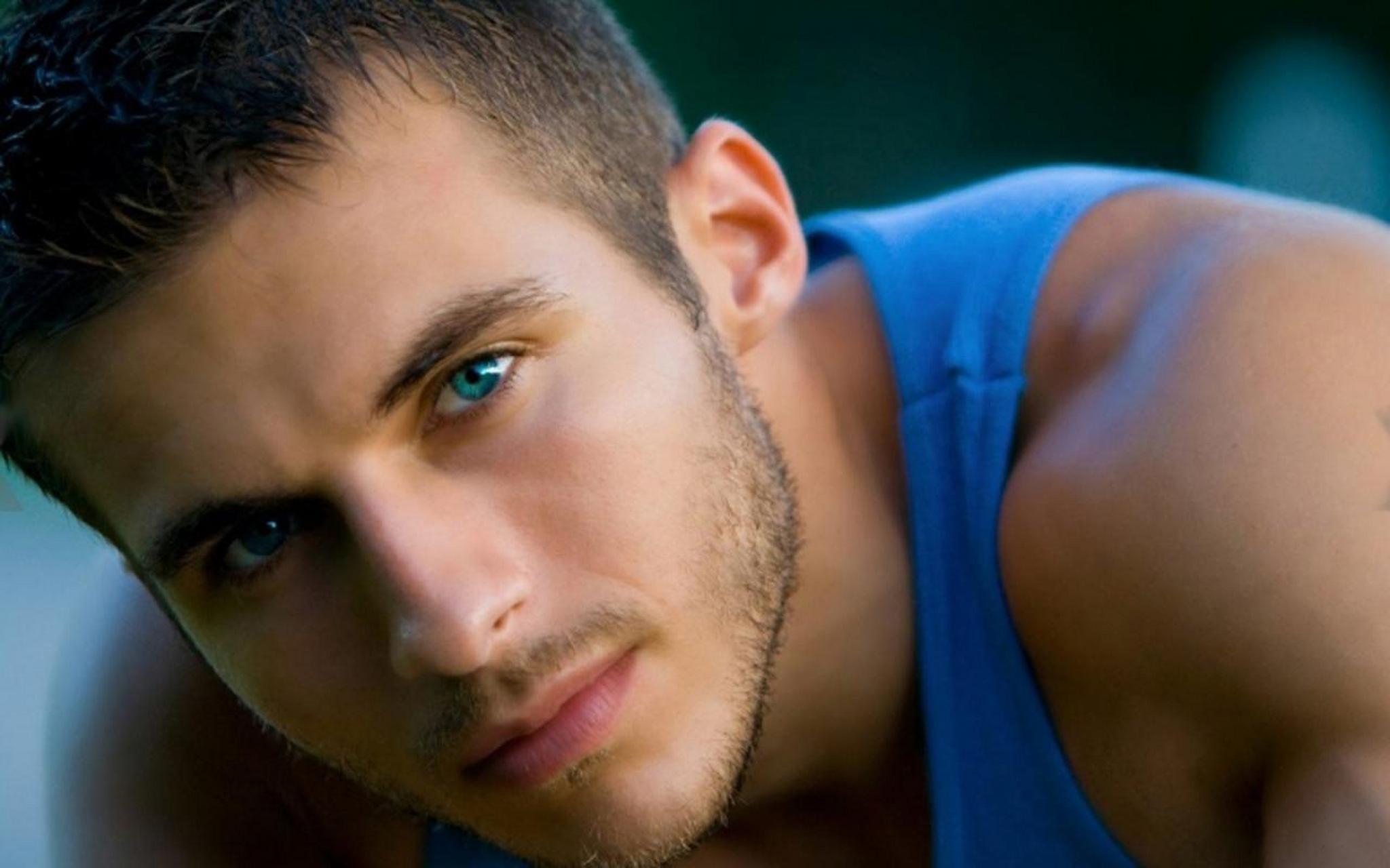 michael fitt(迈克尔.费特)是一个有多重身份的人.