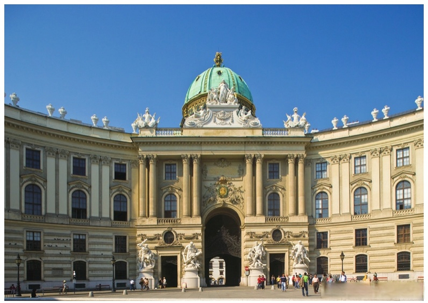 巴洛克风格的建筑大都外表华丽,粗看上去具有很强的动感,建筑的空间感