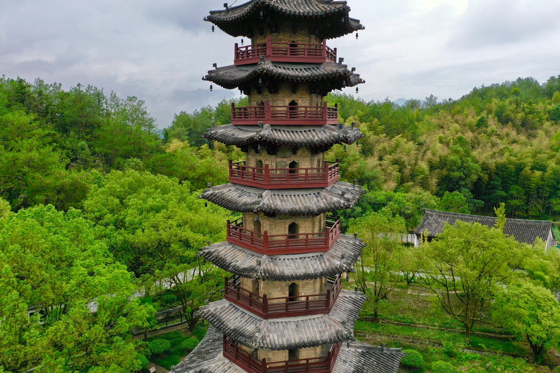"中国的比萨斜塔" 北宋浙江松阳延庆寺塔 延庆寺塔明显的斜度 延庆寺