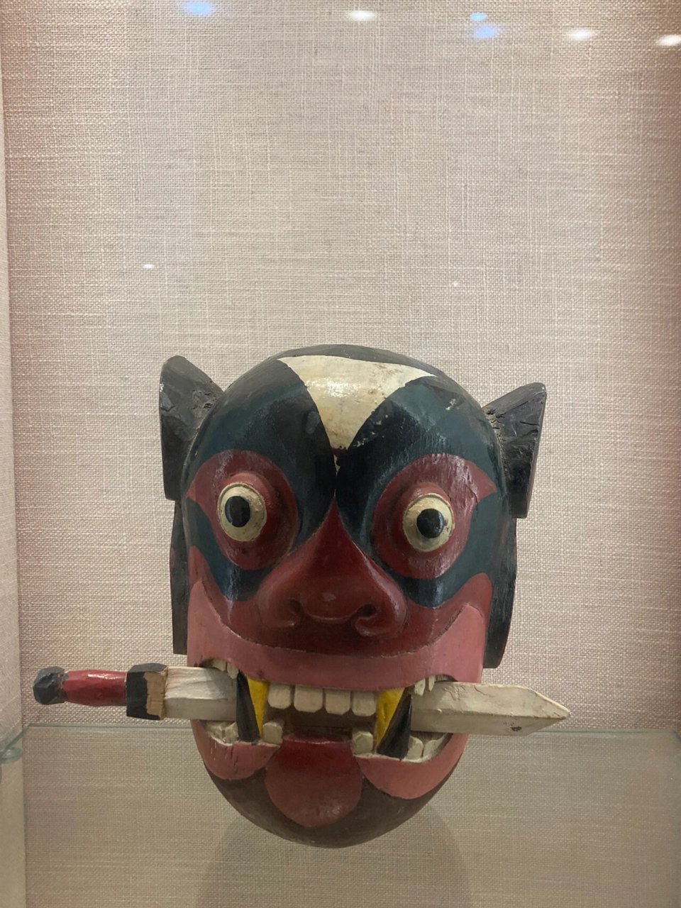 云南民族博物馆61镇宅面具(二) 镇宅面具是悬挂于门楣或屋檐上,震慑