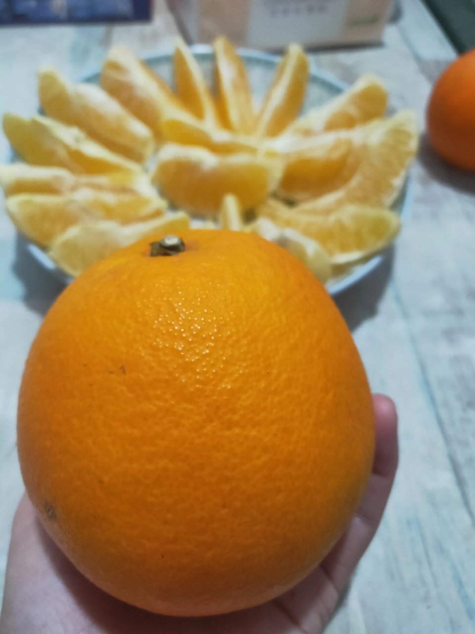 剥成瓣状的脐橙最好吃 个人觉得剥皮的橙子保留的水分最多,口感最好