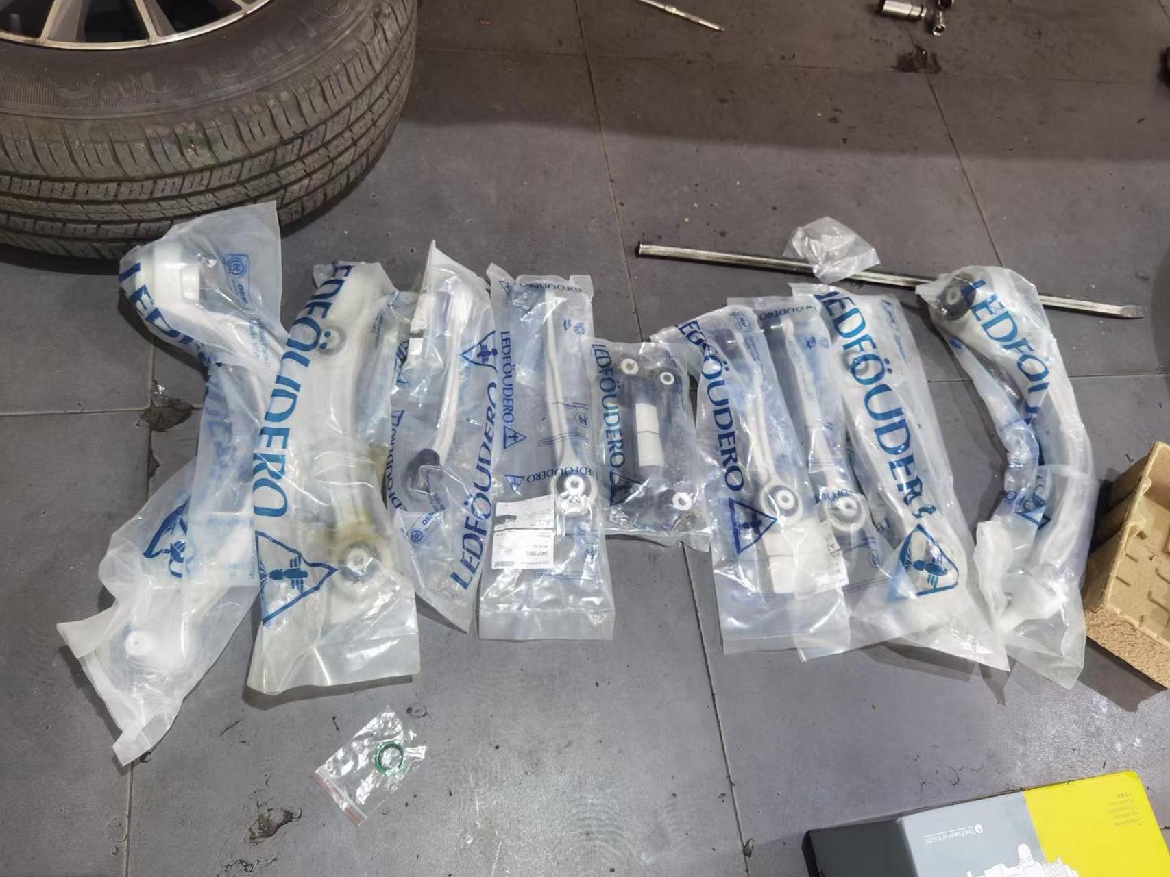 奥迪q5.底盘松散 更换猫头鹰十根下支臂山地车