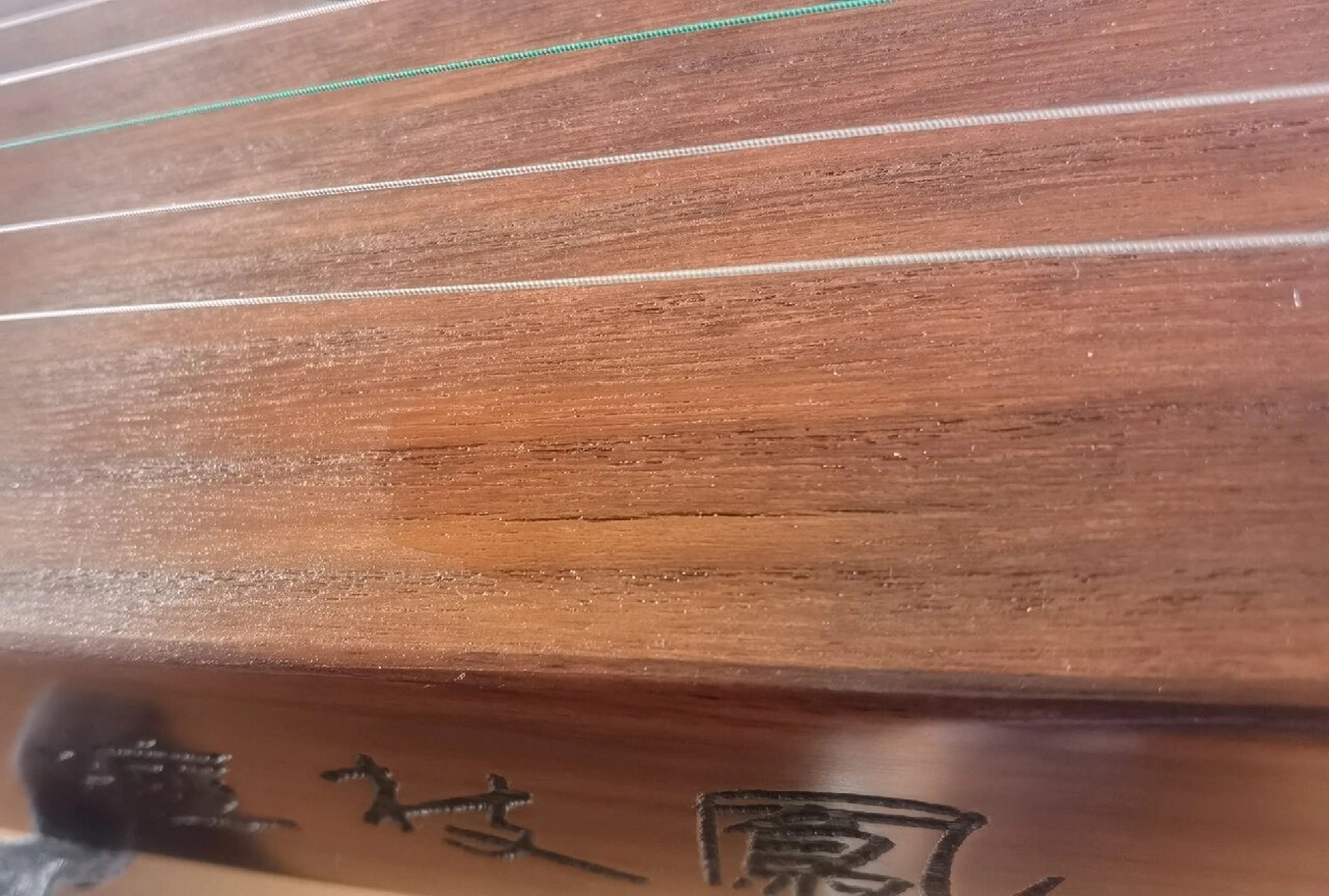 请教这样的古筝面板裂纹正常吗?