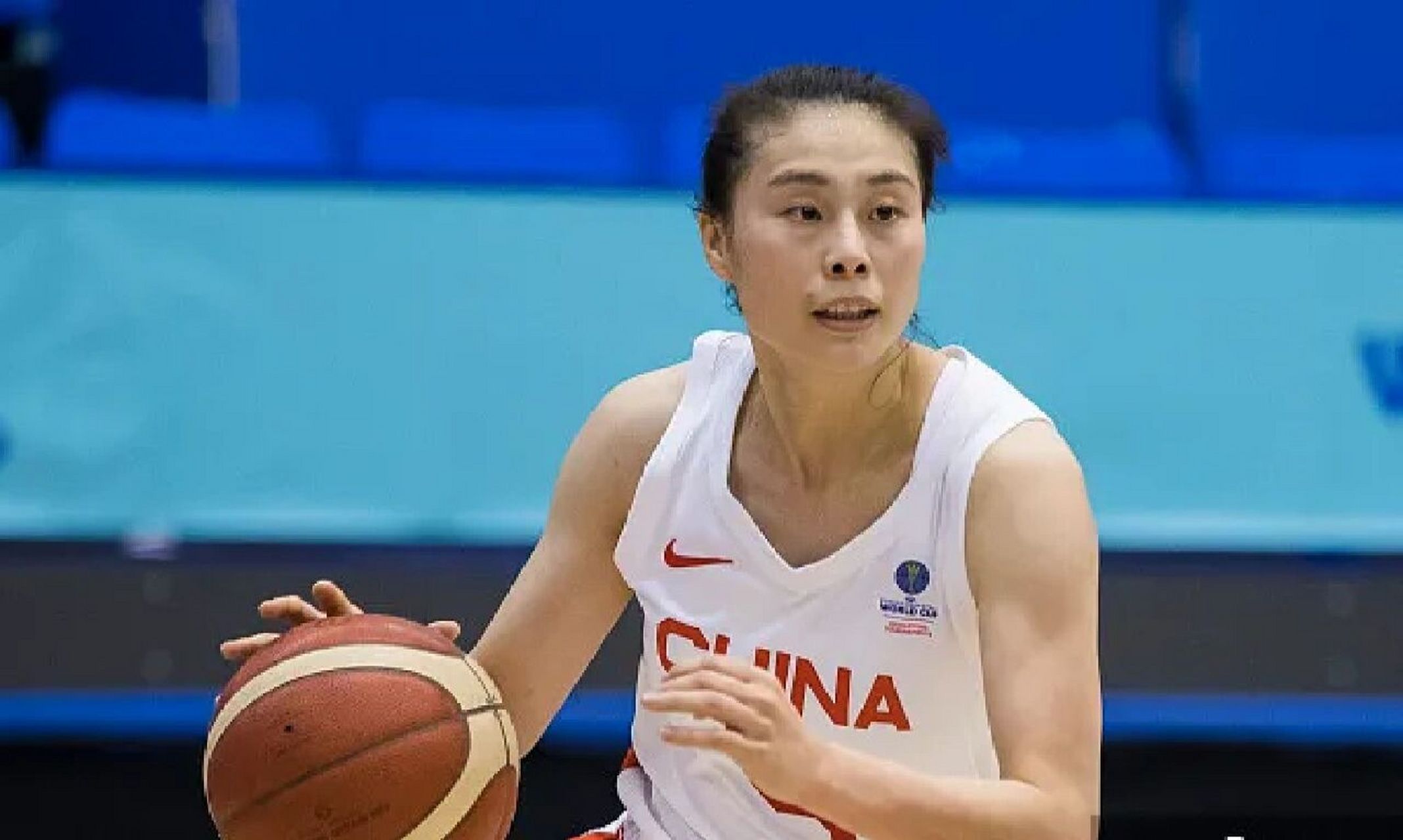 王思雨(中国女篮) 飒爽戎装卫,军团镇定挥. 冲拼寻肆动,传射信拈威.