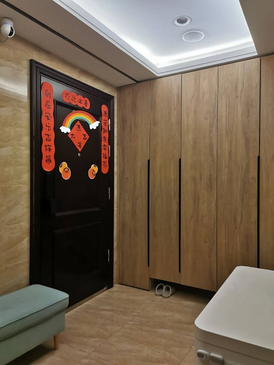 被这整墙大鞋柜惊呆了 一梯一户的电梯厅做了顶天立地的大鞋柜,这一次