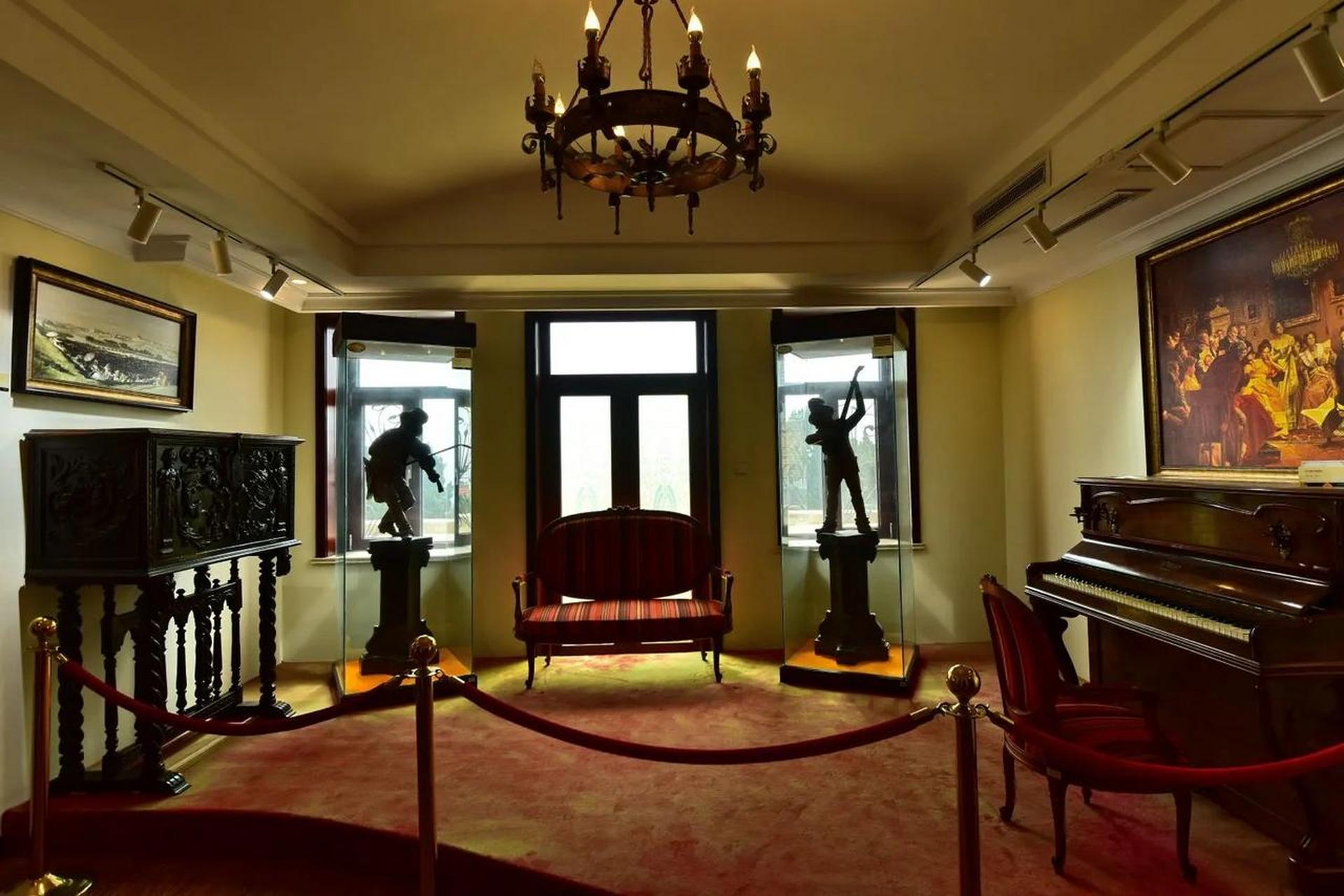 西班牙风情馆 位于青岛市八大关风景区内,是一座建于1940年的两层砖木