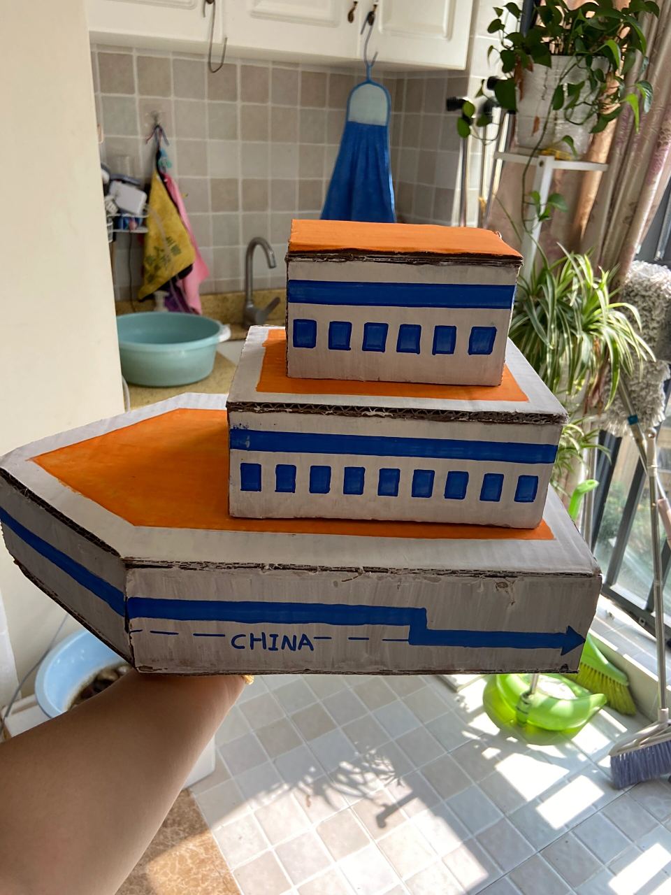 环保创意,用纸箱制作轮船 幼儿园手工轮船