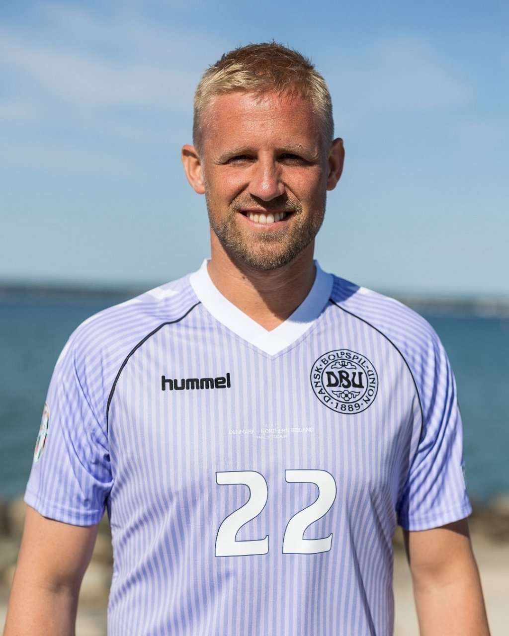 小舒梅切尔身穿复古球衣致敬传奇 小舒梅切尔在明天与北爱尔兰的比赛