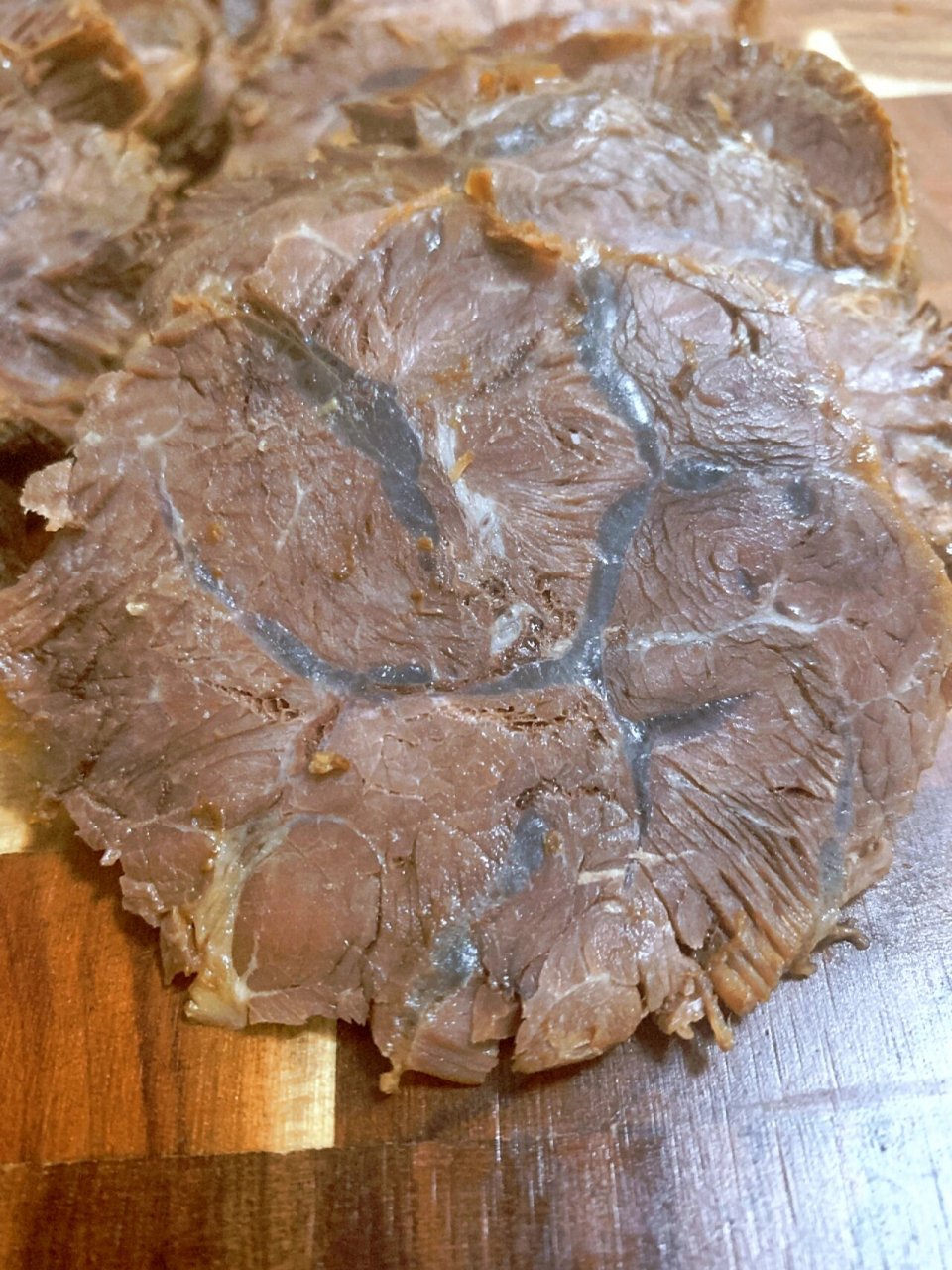 金钱腱就是牛前腿的腱子肉,是牛小腿内1块修长而带筋的肉,一头牛只有