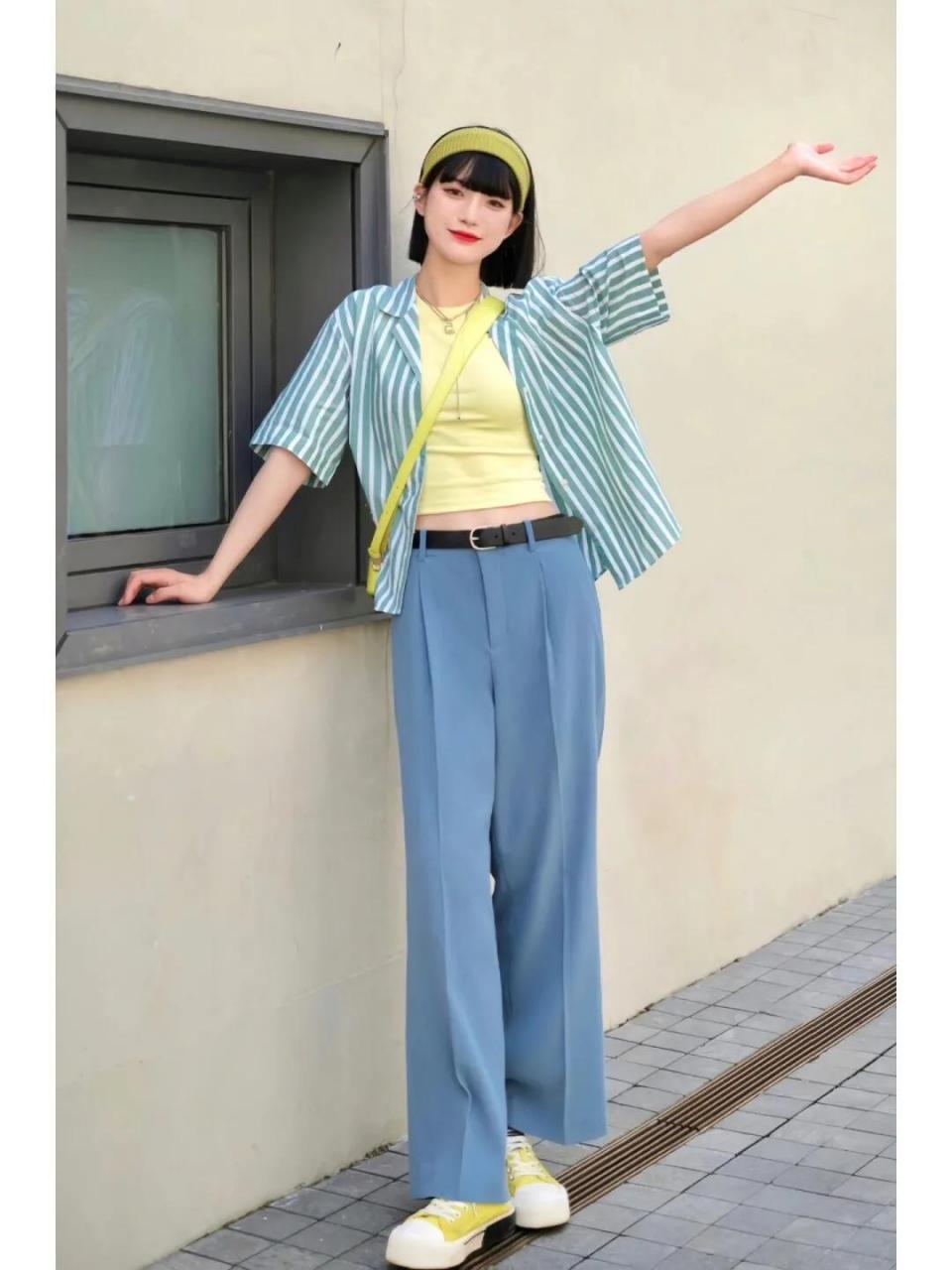 冷色调的服饰自带降温既视感,蓝白的条纹衬衫搭配浅蓝色阔腿裤,在用