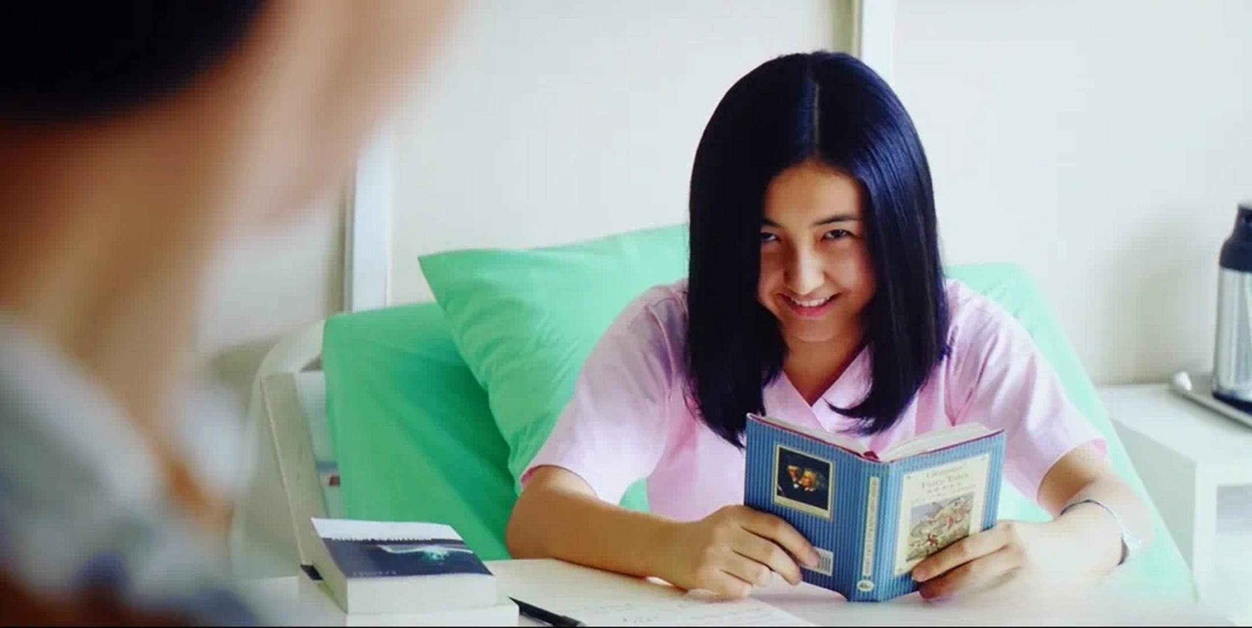 早在8岁那年,张子枫就凭借《唐山大地震》的童年方登一角,获得了第31