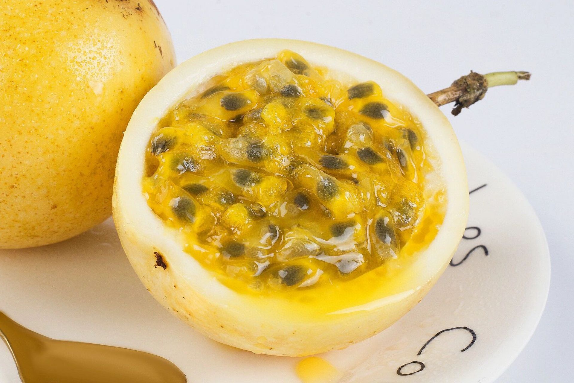 钦蜜九号黄金百香果 印象中的百香果都很酸,那么来试试钦蜜九号黄金百