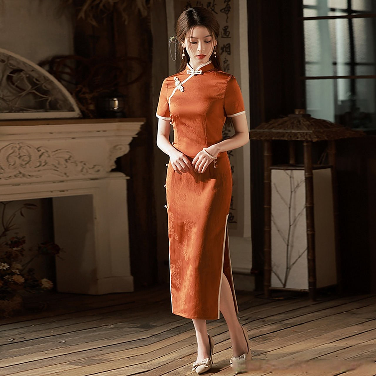 旗袍的站姿  穿旗袍时,要格外注意保持良好的仪态,行为要端庄,动作要