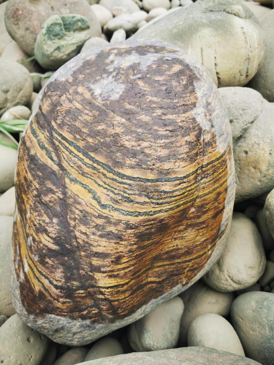 每每自己心情不好的时候,我就喜欢独自一人来到大渡河边,刷洗石头