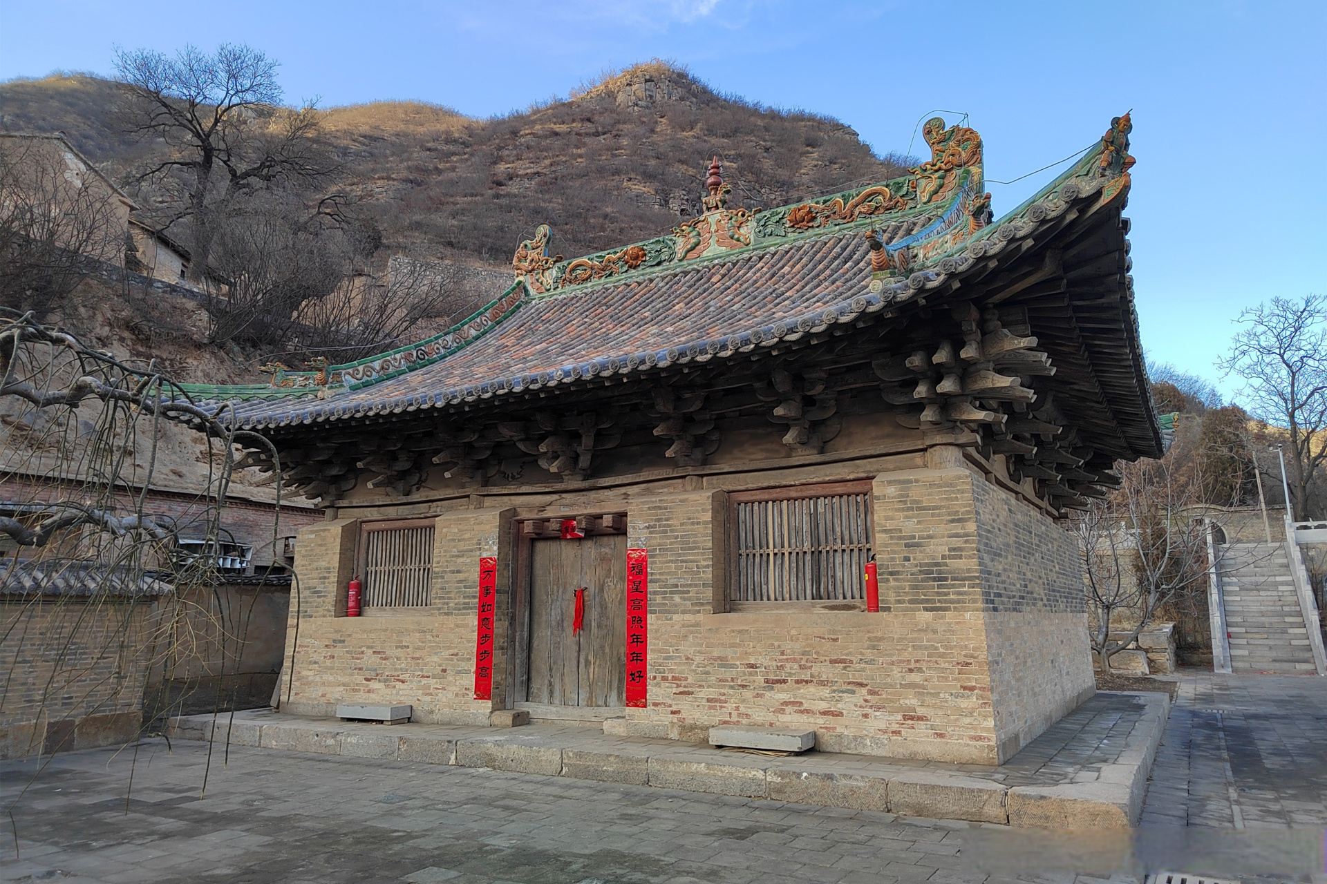 在山西省长治市平顺县阳高乡车当村内的山坡上,矗立着一座佛头寺,正殿