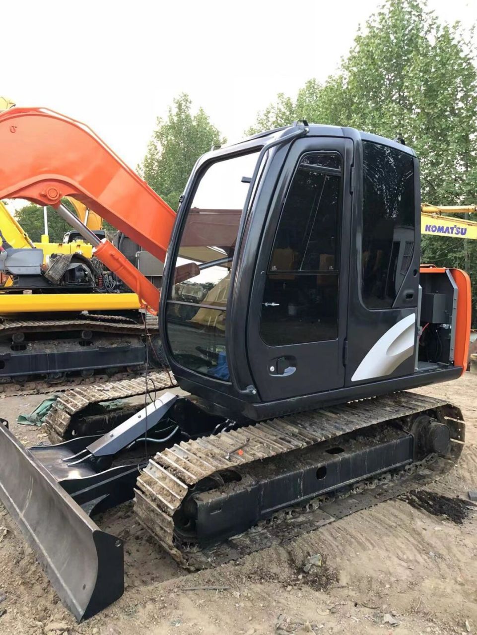 精品日立70挖掘机准备登船 大家好,这是我们为客户订制的出口日立70