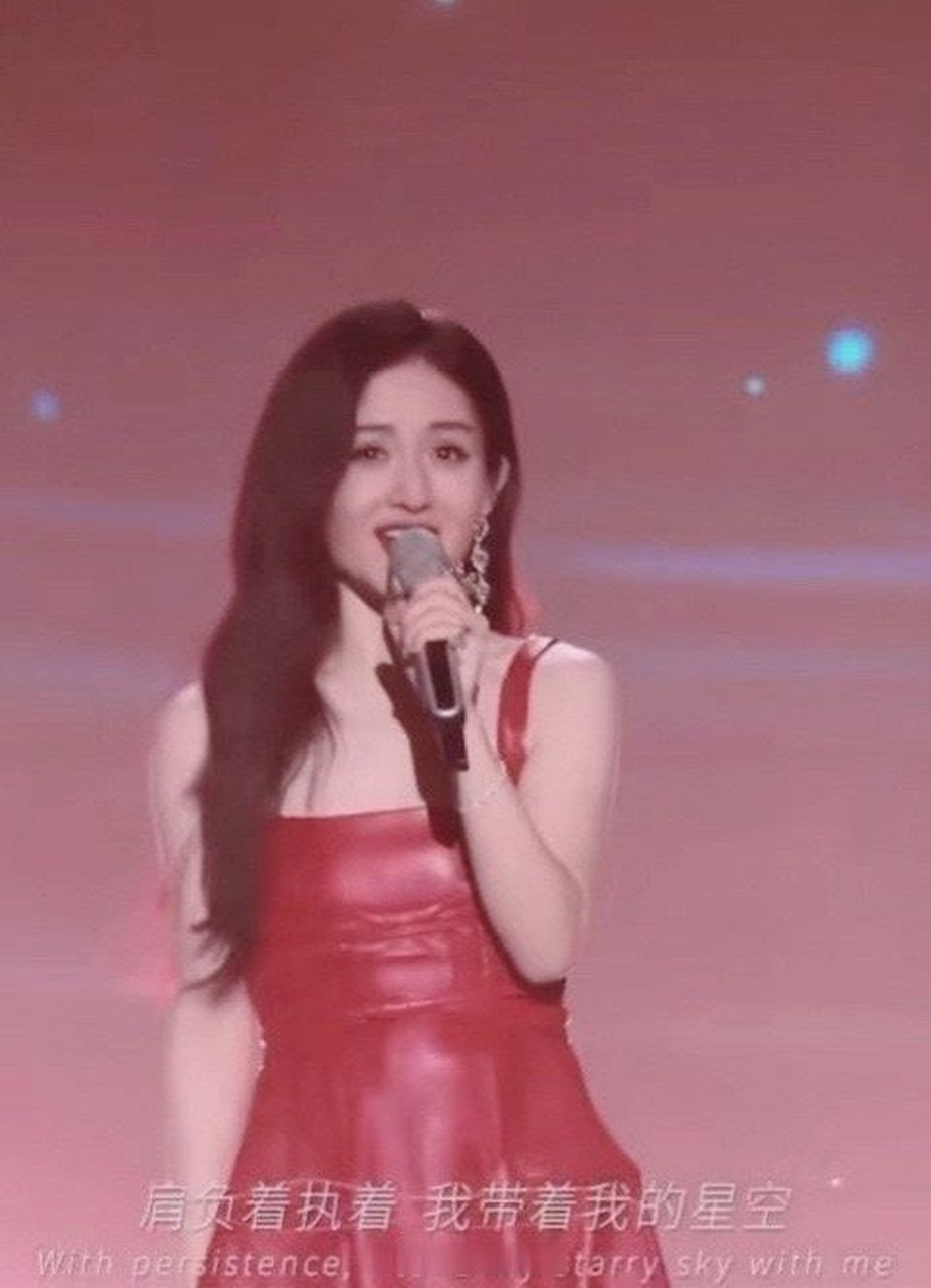 谢娜红色吊带皮裙#谢娜身着红色吊带皮裙,这身材也太好了吧,着实让人