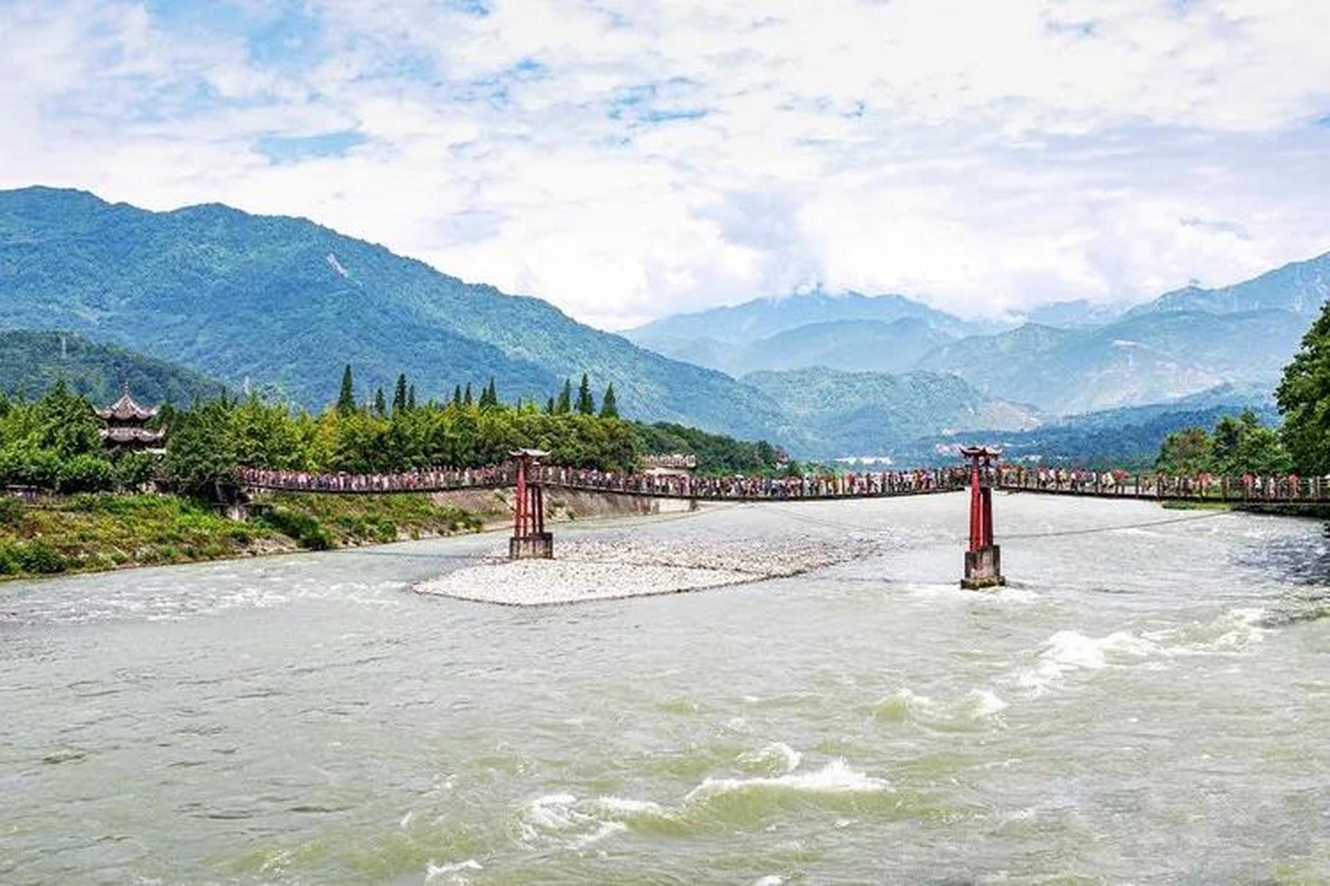 这座古城建于2200多年前,是中国首个集水利灌溉和川西民居建筑为一体