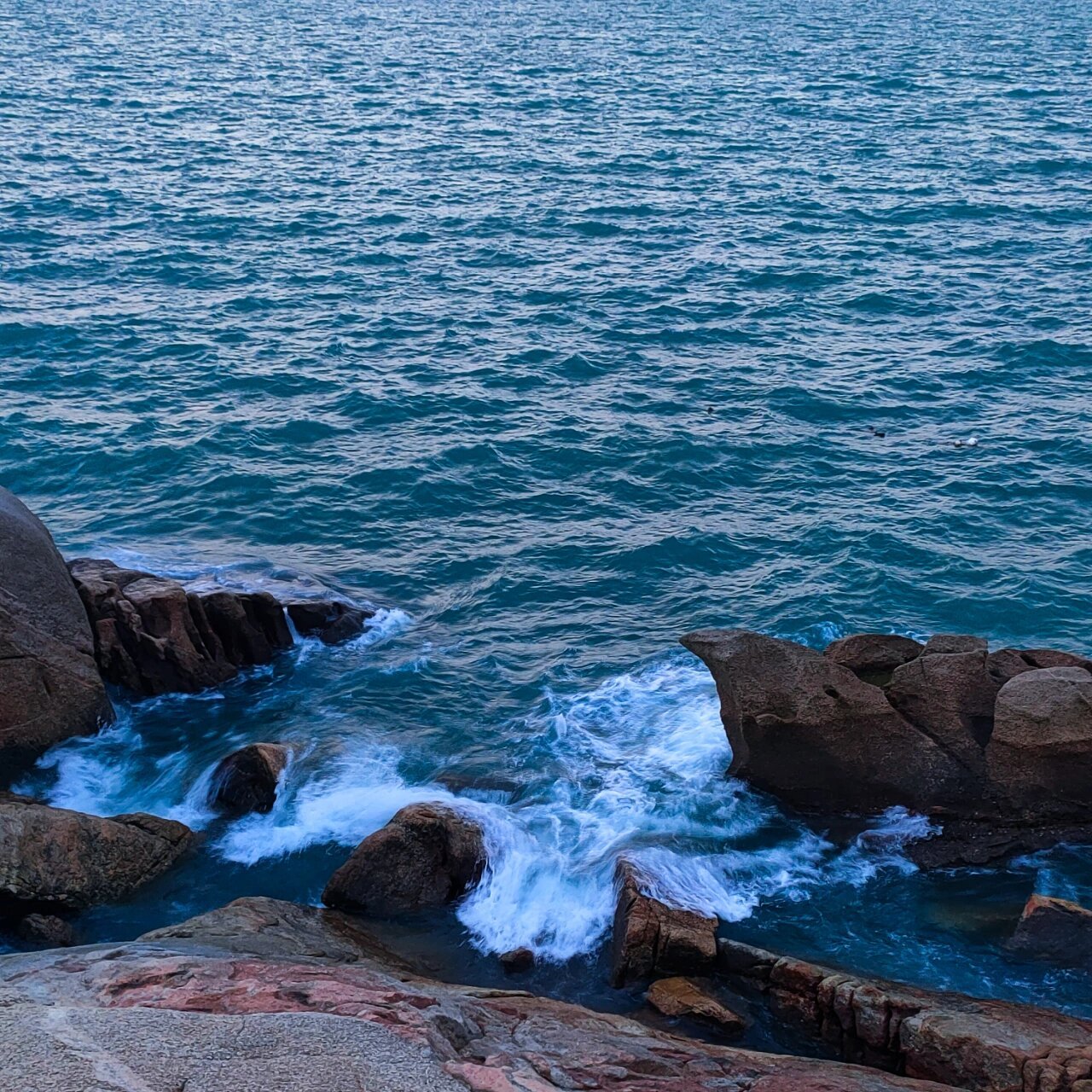 听海 日落印着橘色的海 	 挑个天气好的时候去真的超好看 很出片93