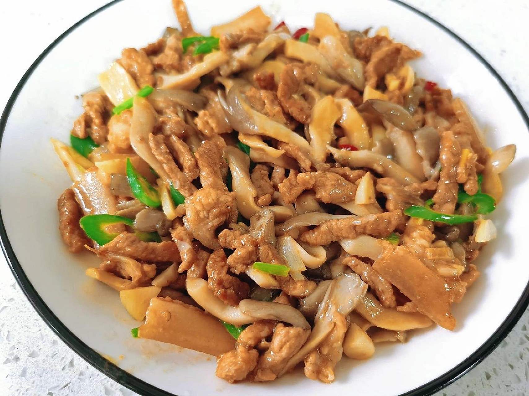 平菇这样做味道超级鲜美99平菇炒肉99 平菇的清香,肉丝的滑嫩,一