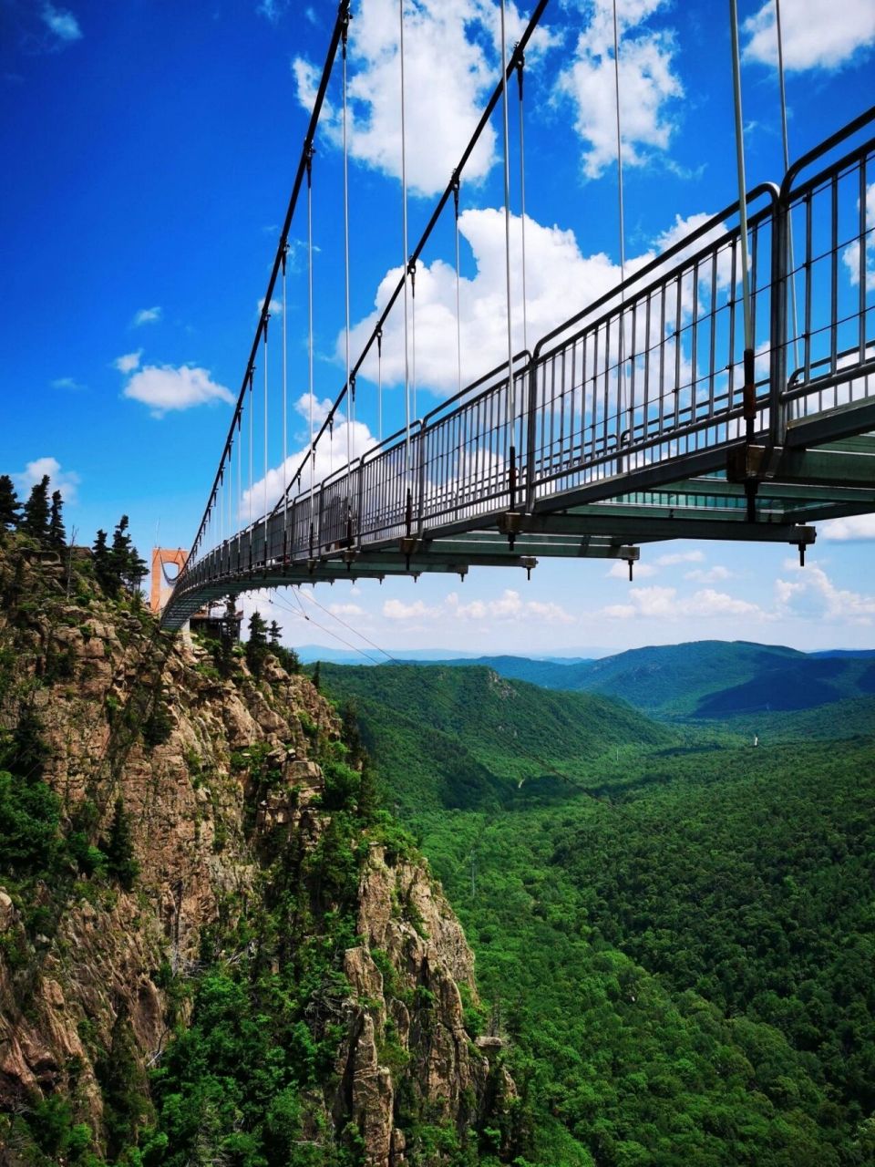 方正县鸳鸯峰 距离哈尔滨不到三百公里两峰之间由玻璃栈道相连空气