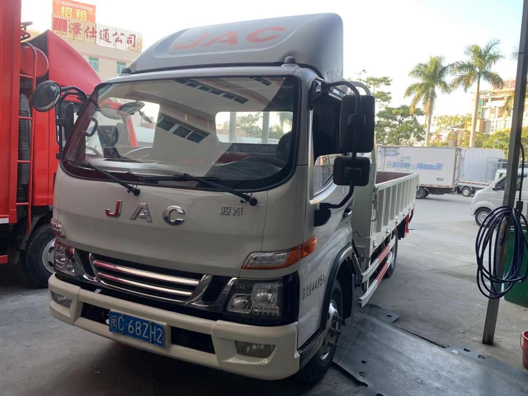 江淮骏铃v6 大宽体平板货车,2019年6月上牌,车斗尺寸长4·3米,宽2·4
