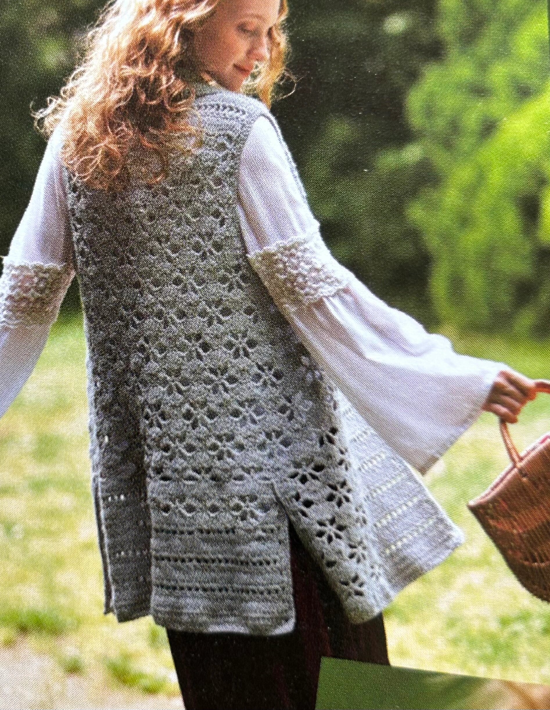 中长款翻领开衫(钩织图解) 随意穿上这件中长款开衫,就可以变得很时尚