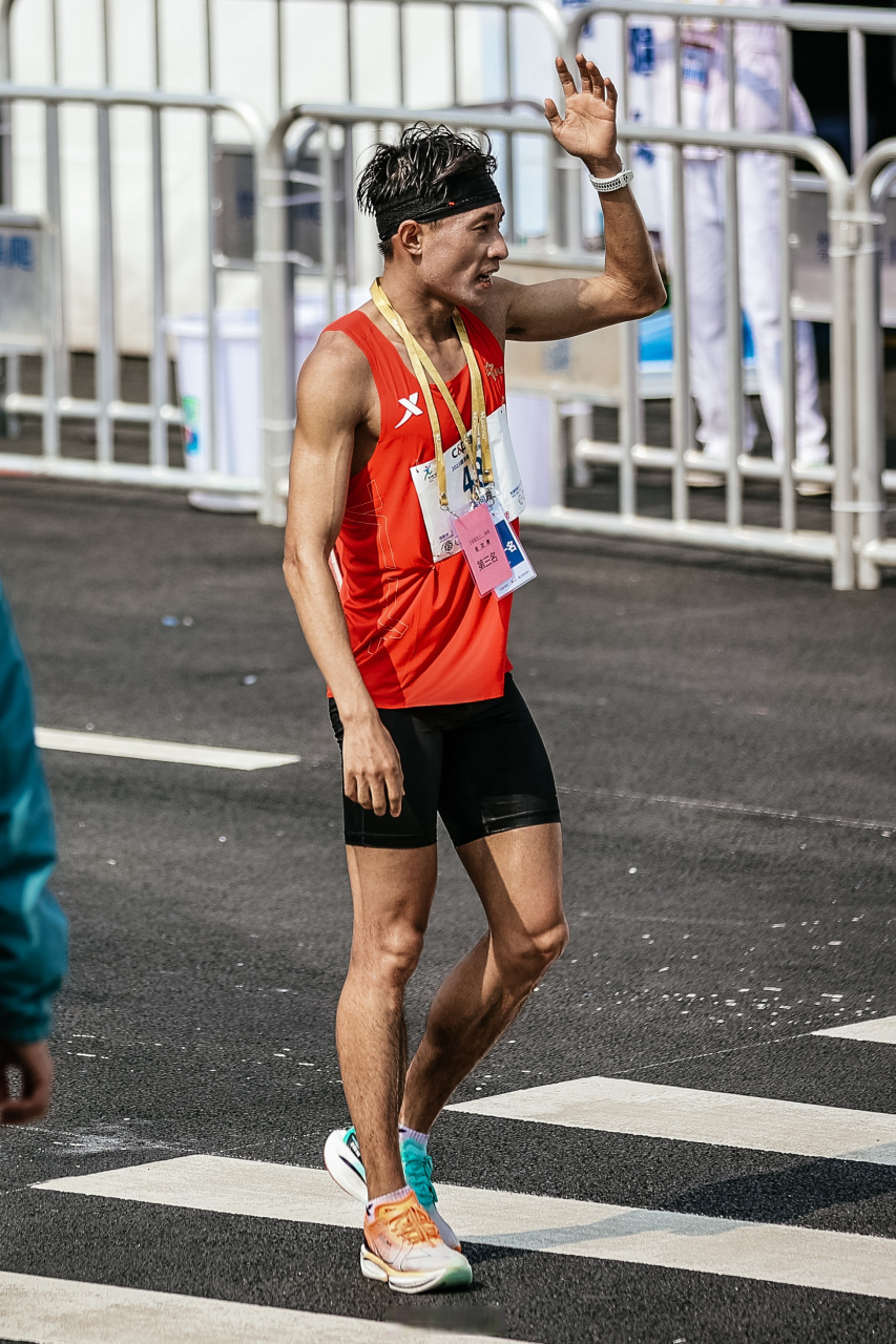 吴向东,获得国内选手的第三名  #98跑陪你聊跑步##厦门马拉松