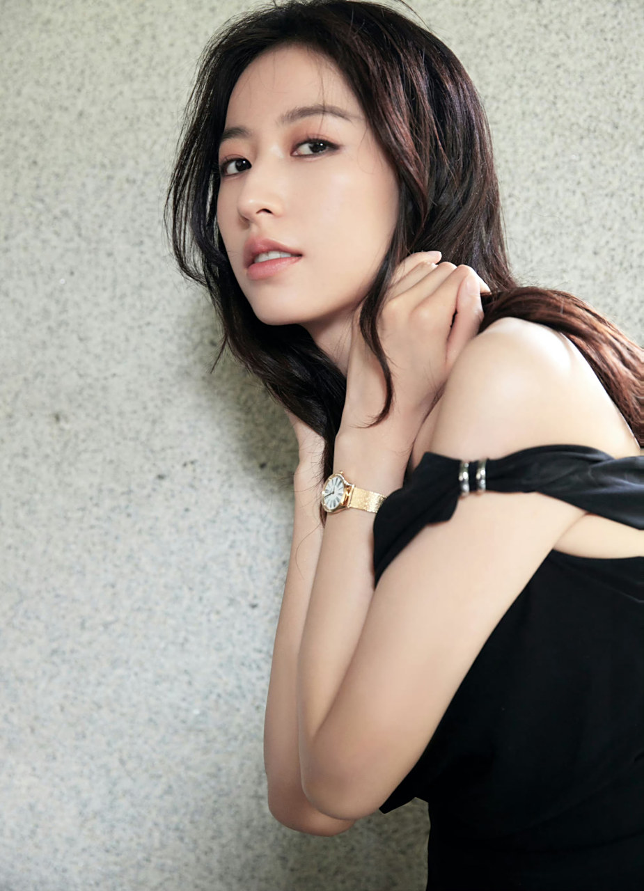周雨彤黑色抹胸裙,身材纤美锁骨迷人