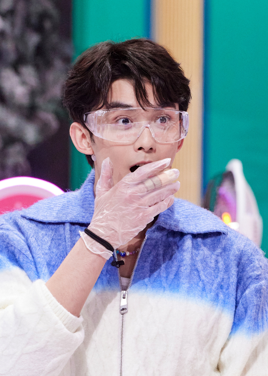 吴磊超话7615 #吴磊在暴雪时分#  3米高空踢球落地,就在今晚,一