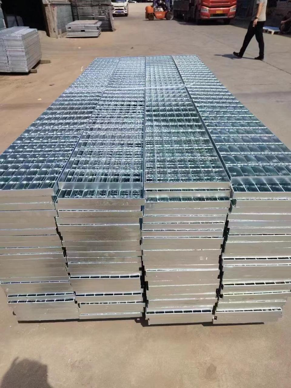 光伏检修马道通道钢格栅板维护技巧大揭秘:保障安全与长效使用 在光伏